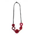 Collar bohemio multicapa con colgantes de resina roja y cordón trenzado negro - Colgante Geométrico de Capas Rojas (XL00184)