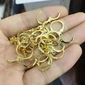 Gros plan de crochets de boucles d'oreilles en or 14 carats pour création de bijoux DIY - 13.7mm / Or 18k