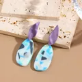 Boucles d'oreilles en acrylique avec feuille violette et pendentif marbré - Bleu Moucheté (EH00059)