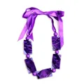Collar de acrílico jaspeado púrpura oscuro con cinta de seda ajustable a juego - Colgante de Resina de Mármol Púrpura Oscuro con Cinta de Satén (XL00186)