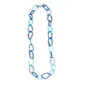 Collana in acrilico con motivo marmorizzato blu e bianco e ciondoli a onde d'acqua - blu stellato