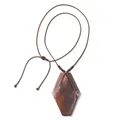 Collar de cordón marrón ajustable con colgante hexagonal de acrílico veteado - Colgante de Mármol Hexagonal Rosa Oscuro (XL00014)