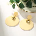 Boucles d'oreilles géométriques en acrylique crème avec clou doré effet miroir - Creamy White (EH00061)