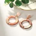 Boucles d'oreilles créoles en acétate rose et crème avec texture marbrée et anneaux dorés - Stone Pink (EH00071)