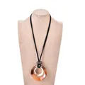 Collar largo para mujer con colgante de doble anillo acrílico marrón y cordón negro - Colgante de Doble Anillo Anidado Marrón Oscuro (XL00151)