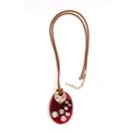 Collar largo de moda con colgante de resina rojo oscuro y nácar con brillo irisado - Colgante Ovalado Rojo con Incrustación de Concha (XL00035)
