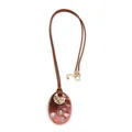 Collar retro con colgante de resina marrón, incrustación de nácar y aro metálico dorado - Colgante Ovalado Rosa Oscuro con Incrustación de Concha (XL00035)