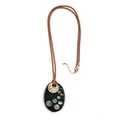 Collar con colgante ovalado de acrílico verde y anillo dorado en cordón marrón - Colgante Ovalado Verde Oscuro con Incrustación de Concha (XL00035)