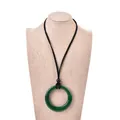 Collar retro con anillo de acrílico verde oscuro y cordón negro en un maniquí - Colgante de Anillo Verde Oscuro (XL00057)