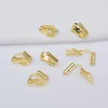 Vista macro de convertidores de pendientes de clip triangulares chapados en oro 18k DIY - Chapado en oro 18K