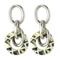 Boucles d'oreilles créoles argentées avec anneaux en acétate marbré au style rétro - Black And White Checkered (EH00138)