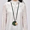 Collar geométrico de acrílico mármol verde y dorado sobre una blusa de encaje blanco - Colgante de Placa Redonda Empalmada Verde Oscuro (XL00005)
