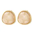 Boucles d'oreilles triangulaires dorées avec incrustation en résine marbrée beige chic - Creamy White (EH00162)