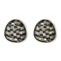 Boucles d'oreilles triangulaires rétro avec incrustation acrylique damier noir et argent - Small Black And White Check (EH00162)