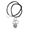 Colgante artístico plateado en cordones negros encerados con resina iridiscente - Colgante de Arte de Ondas Gris-Púrpura