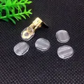 Detalle de plaquetas nasales de metal dorado con almohadillas de silicona antideslizante - Almohadillas para los Oídos Largas / Transparente