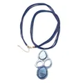 Collar con colgante de resina azul, cordón multihilo y cierre de mosquetón dorado - Colgante de Arte de Ondas Azul Oscuro