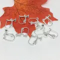 Dettaglio dei convertitori per orecchini a clip argento su sfondo bianco strutturato - argento spesso