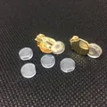 Vista macro detallada de clips para pendientes bañados en oro de 14k y almohadillas - Con Almohadillas para los Oídos Premium / Oro claro