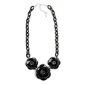 Collar de cadena gruesa en acrílico negro con tres colgantes de rosas y cierre plateado - Cadena Gruesa de Tres Rosas Negras (XL00117)