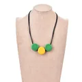 Collar minimalista de acrílico con cuentas de resina verdes y amarillas en cordón negro - Colgante de Triple Cuenta Amarilla y Verde (XL00045)