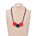 Collar elegante con colgantes de acrílico rojo y azul oscuro en cordones negros - Colgante de Triple Cuenta Roja y Azul (XL00045)