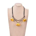 Collar con tres colgantes florales de resina amarillo brillante en cordón negro - Colgante de Pétalos Amarillo Mostaza (XL00049)