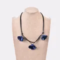 Collar artesanal con colgantes de flores azul oscuro y cordón negro ajustable - Colgante de Pétalos Azul Oscuro (XL00049)