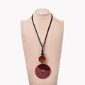 Collar largo con anillos de resina acrílica roja en un cordón negro fino - Colgante de Anillo y Semicírculo Rojo Oscuro (XL00071)
