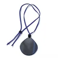 Collar con colgante de gota de acrílico azul y cordón de gamuza ajustable en fondo blanco - Colgante Irregular de Gota Azul Oscuro (XL00013)
