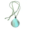 Collar con colgante de gota de resina veteada, cordón verde ajustable y detalle de cuenta negra - Colgante de Gota Texturizada Azul-Verde (XL00013)