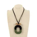 Collar largo de acrílico con colgante geométrico de madera y resina bicolor - Colgante Ovalado Bicolor Negro y Verde Oliva (XL00022)