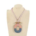 Collar largo de moda con colgante geométrico de acrílico en color rosa y gris oscuro - Colgante Ovalado Bicolor Rosa Naranja y Azul Tinta (XL00022)