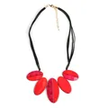 Collar de acrílico con colgantes jaspeados rojos y rosas en cordón negro y cierre dorado - Collar Empalmado de Cinco Ovalados Rojo Oscuro (XL00172)