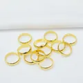 Vue macro d'anneaux dorés à trous latéraux pour la création de bijoux DIY - Petite Taille / Or 18K