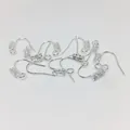 Détails macro de crochets de boucles d'oreilles argentés avec zircon pour bijoux DIY - Carré Couleur Argent Véritable