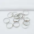 Gros plan d'anneaux d'espacement en métal argenté poli pour la création de bijoux - Petite Taille / Or blanc