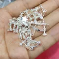 Verstellbare silberne Schraubohrclip-Konverter in der Hand zur Größen- und Detailansicht - Dickes Silber