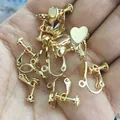 Clip per orecchini a cuore dorate regolabili per gioielli fai da te tenute in mano - Oro chiaro