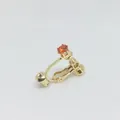 Pendiente de clip ajustable en forma de U bañado en oro con una circonia roja - Oro Claro Zirconia Naranja