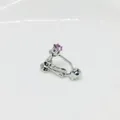 Convertidor de pendientes de clip plateado ajustable con una piedra de circón rosa - K Blanco Zirconia Rosa