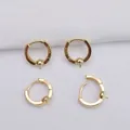 Detaillierte Makroansicht vergoldeter S925-Ohrhaken für die DIY-Schmuckherstellung - 14k Goldgefüllter Stil / Gold