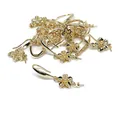 Detalle macro de ganchos para pendientes de flor bañados en oro 14k con sello S925 para DIY - Estilo de Gancho de Pendiente de Retención de Color Chapado en Oro de 14k (G32)