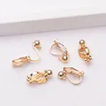 Detalle de cinco adaptadores de pendientes de clip bañados en oro de 14K para joyería DIY - Estilo de Suspensión Horizontal / Chapado en Oro de 14K