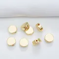 Detalle macro de cuentas espaciadoras planas de oro de 14k con acabado pulido para DIY - 6mm de Diámetro (H95) / Bañado en Oro de 14K