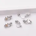 Vista macro de convertidores de pendientes de clip en forma de U para orejas sin perforar - Estilo de Suspensión Vertical / Oro blanco