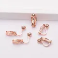 Primer plano de cinco convertidores de pendientes de clip triangulares en oro rosa - Estilo de Suspensión Vertical / Rosa oro