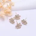 14K vergoldete Blumen-Ohrstecker mit funkelnden Zirkonia-Steinen für einen eleganten Look - Gold