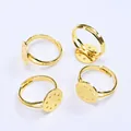Dettaglio di quattro basi per anelli regolabili placcate oro 14k con piatti tondi da 12mm - Placcato Oro 18K