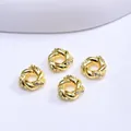 Vista macro de cuentas de corona bañadas en oro 18K con circonitas para joyería DIY - Bañado en Oro de 18K